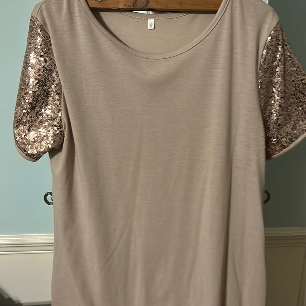Women’s top, slightly longer in the back!